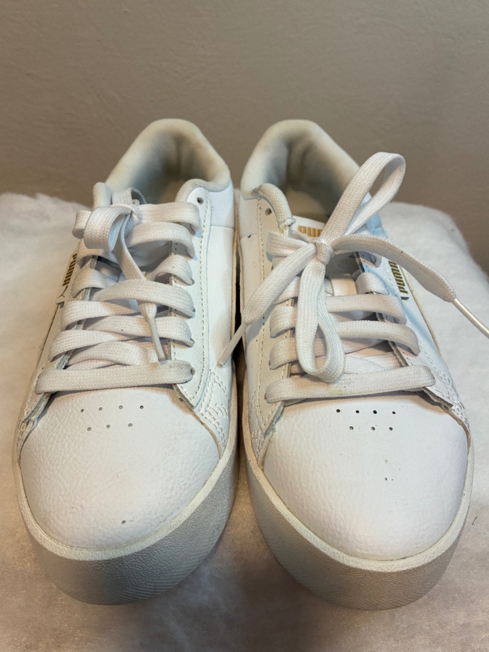 Puma Jada Dboss women's sneaker white leather upper with gold accents Size 6 EUC